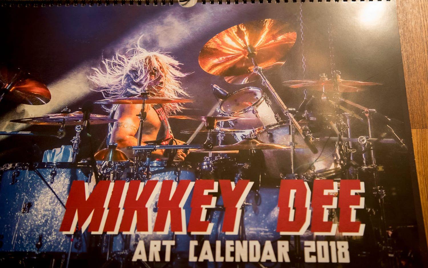 2018 blir Mikkey Dees år. I alla fall enligt den här kalendern. Foto: Adam Ihse.