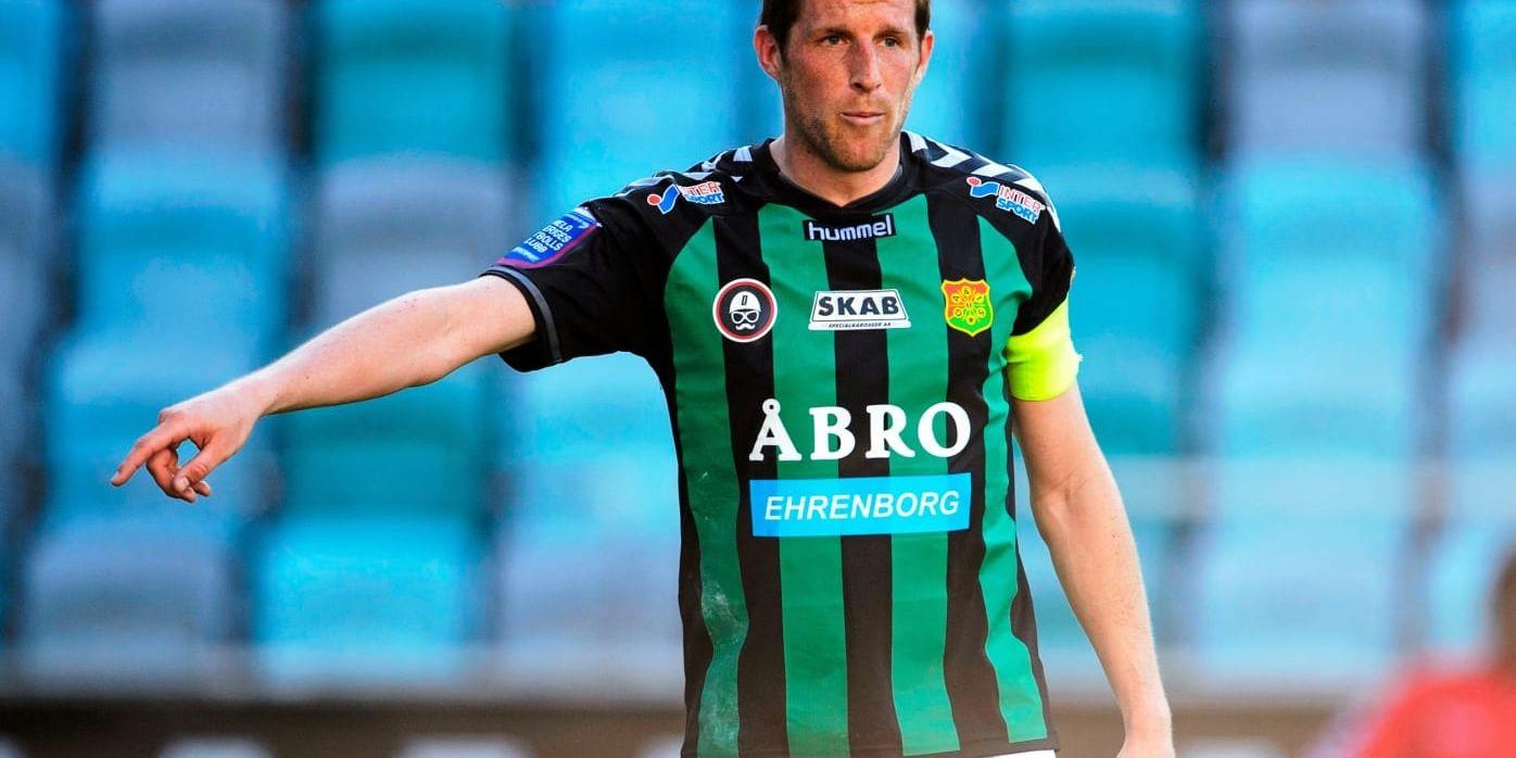 Kenneth Gustafsson i grönsvart tröja med kaptensbindel om armen.