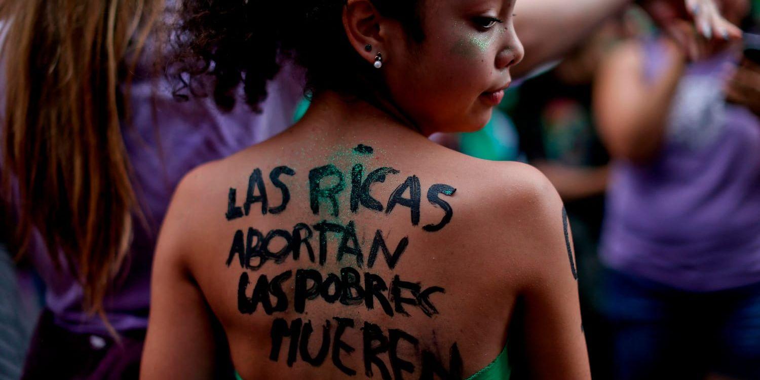 En legaliseringsförespråkare vid en demonstration i Buenos Aires i april i år. Texten lyder "Rika kvinnor gör abort, fattiga kvinnor dör". Arkivbild.