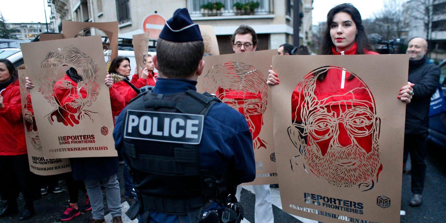 Reportrar utan gränser protesterar utanför den turkiska ambassaden i Paris.