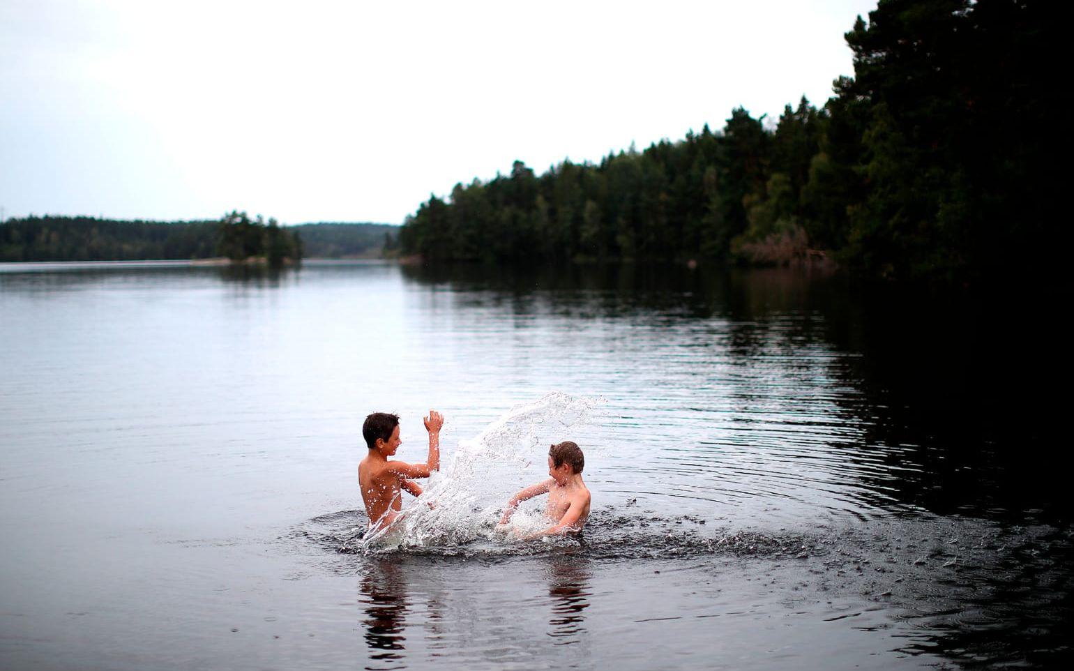 Gustav och Simon tog ett dopp i Stora Stamsjön, Lerum på onsdagen. Bild: Adam Ihse