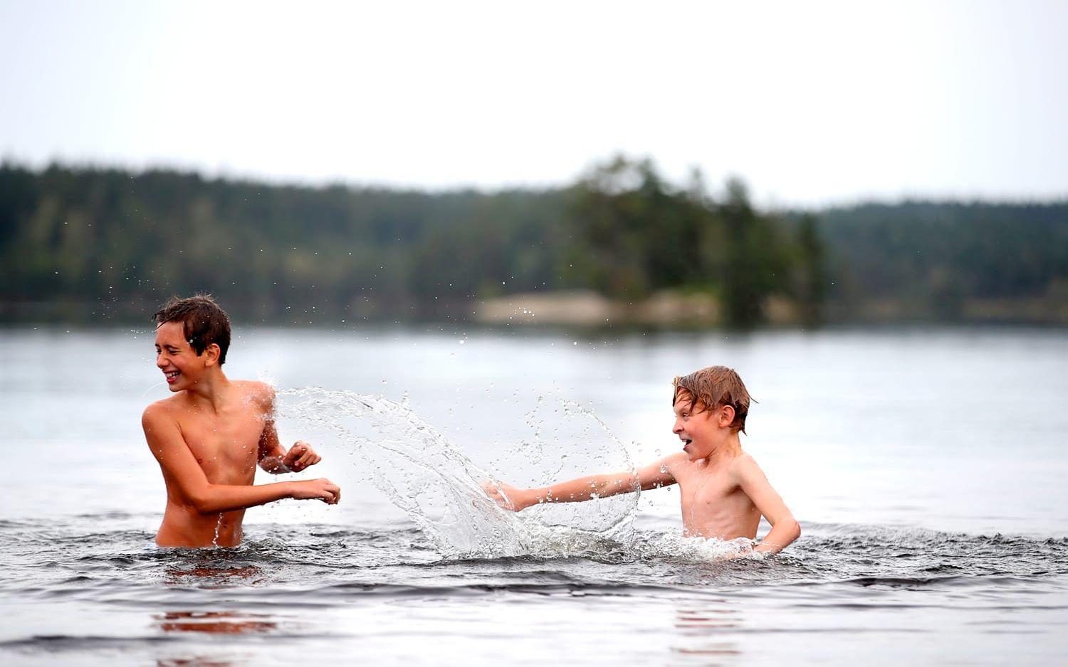 Gustav och Simon badar i Stora Stamsjön, Lerum. Bild: Adam Ihse