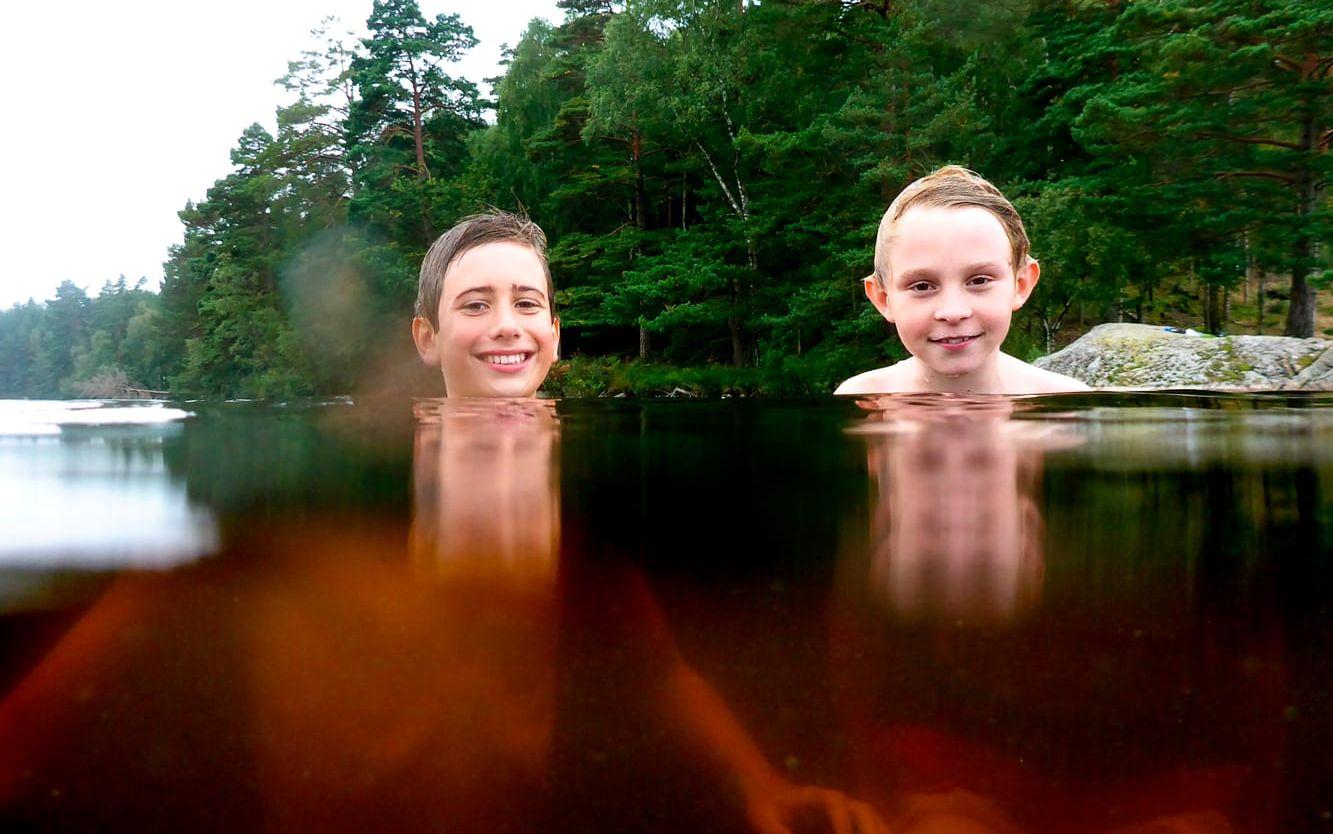 Gustav och Simon badar i Stora Stamsjön. Bild Adam Ihse