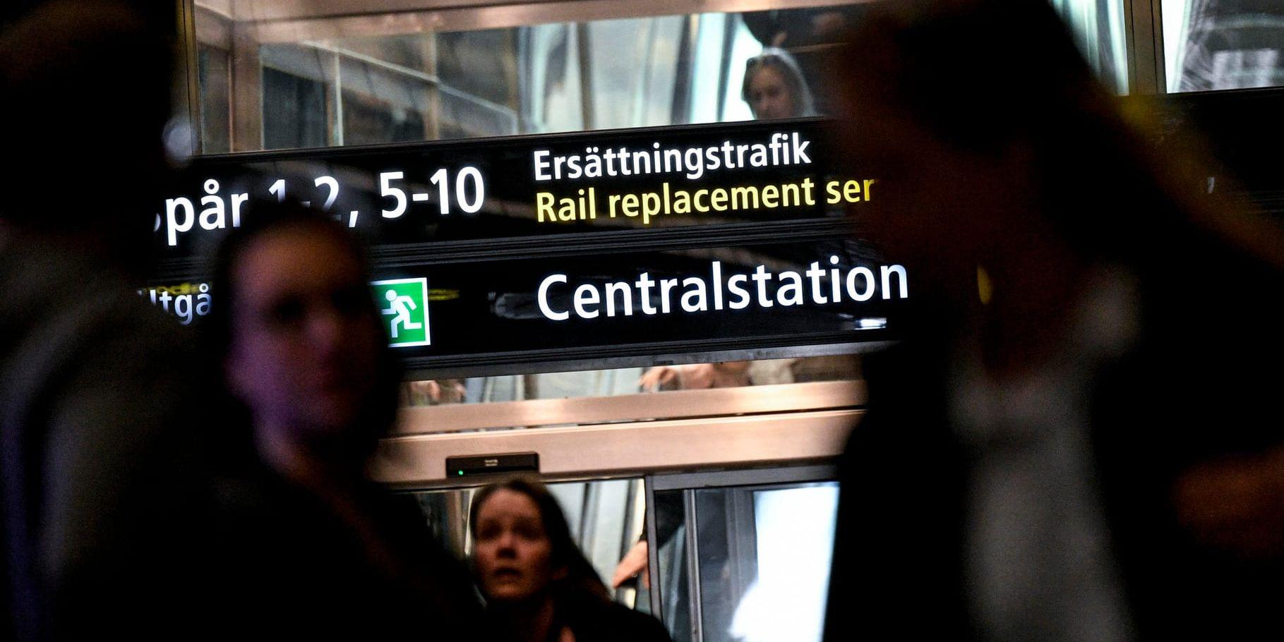 En skylt visar vägen till ersättningstrafik för inställda tåg på Malmö Central i slutet av juni.