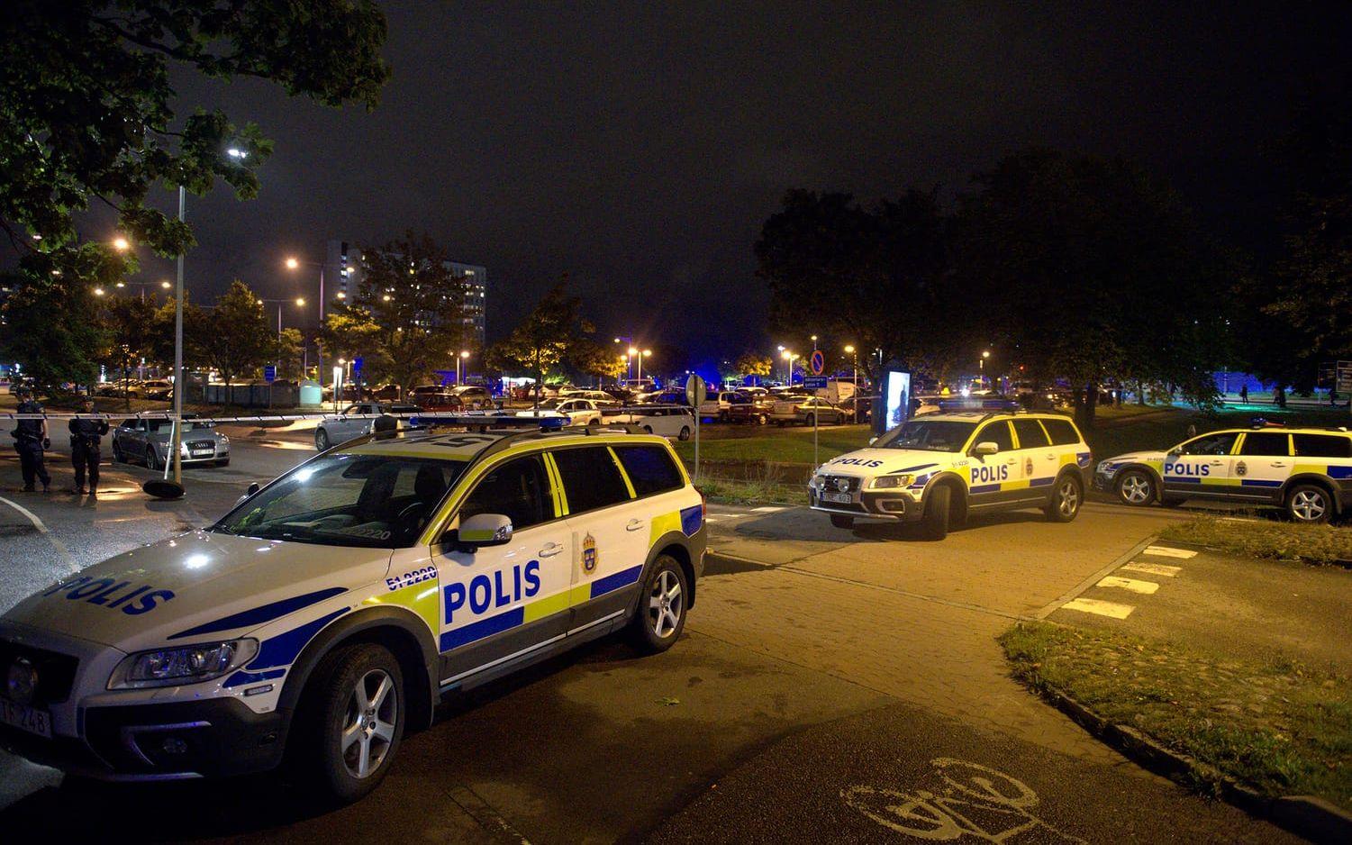 Ett enormt polispådrag larmades till platsen efter mordet. Bild: Olof Ohlsson