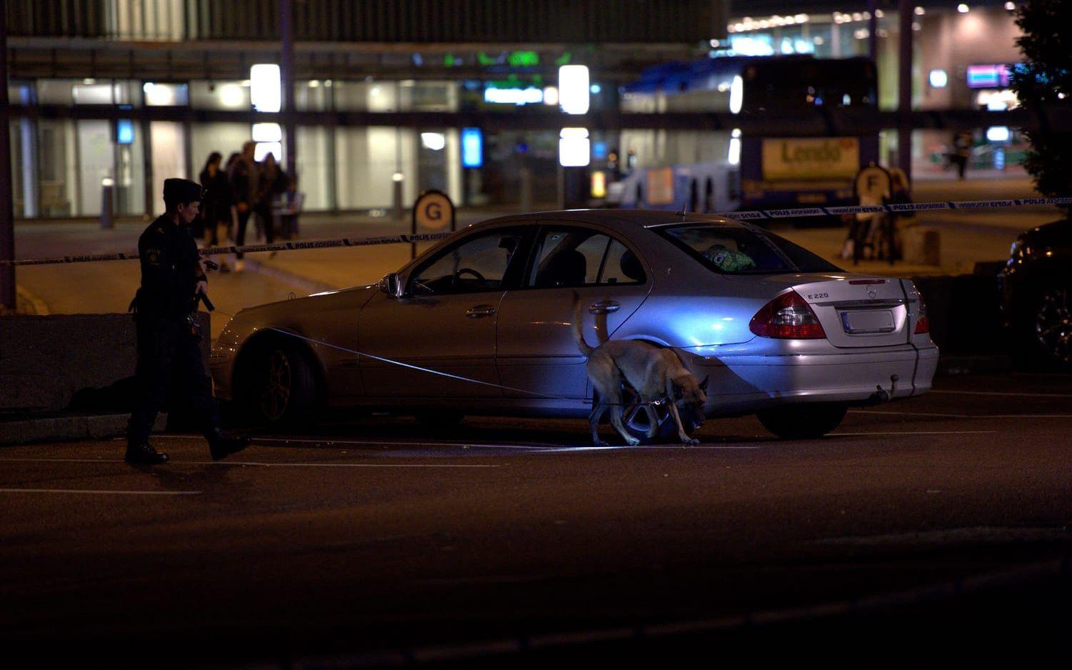 Polisen beslag tog efter mordet flera bilar i närheten av mordplatsen. Bild: Olof Ohlsson