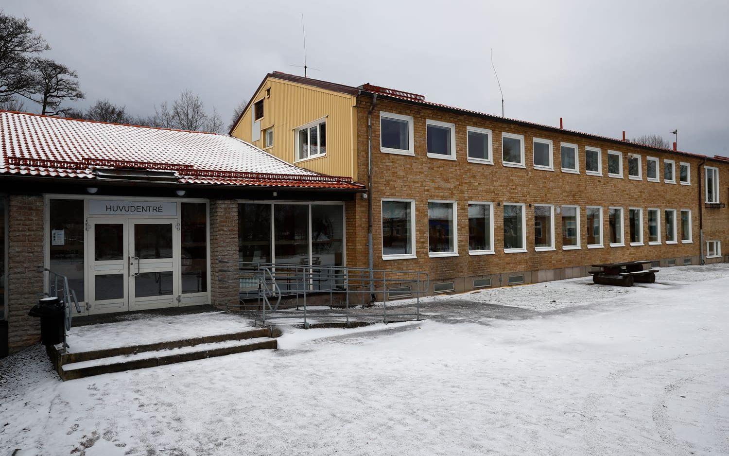 Torpskolan i Lerum fick utrymmas under fredagen efter att en tio meter lång spricka upptäckts i golvet. 