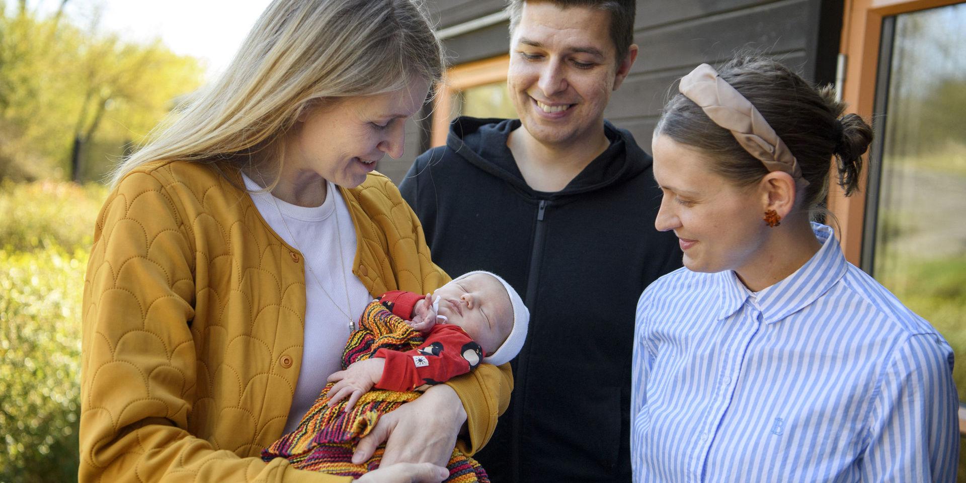'Även om jag såklart saknade Emil hade jag bra stöd på plats', säger Viktoria Asp (vänster) som tog med sig svägerskan Joanna Nordin (höger) på förlossningen. Pappa Emil Stenström i mitten. 