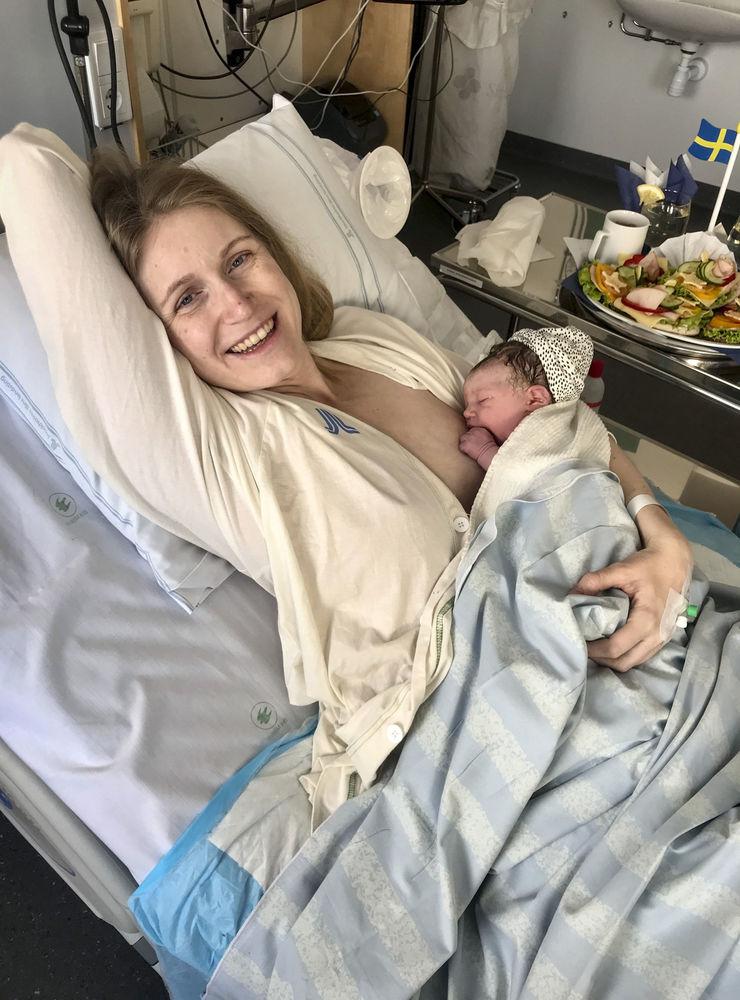 Viktoria Asp, här med den nyfödda dottern Astrid, vände sig mot sin svägerska Joanna Nordin efter förlossningen och sade: 'Det här är något alldeles särskilt'. 
