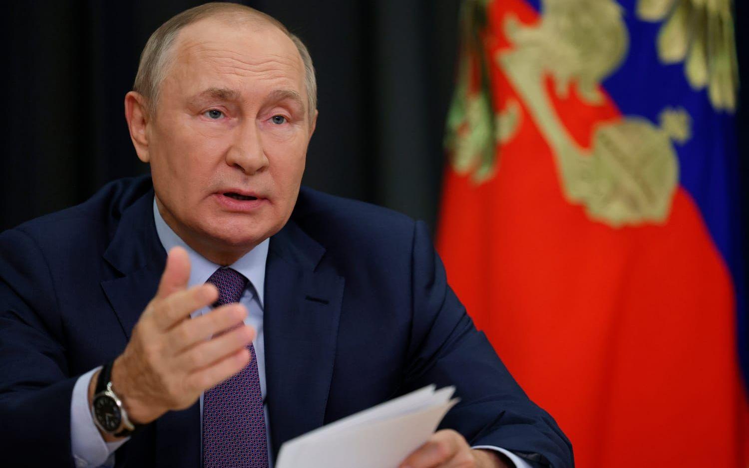 Vladimir Putin slår tillbaka mot den amerikanska och kanadensiska uppmaningen om att idrottare bör lämna Ryssland.