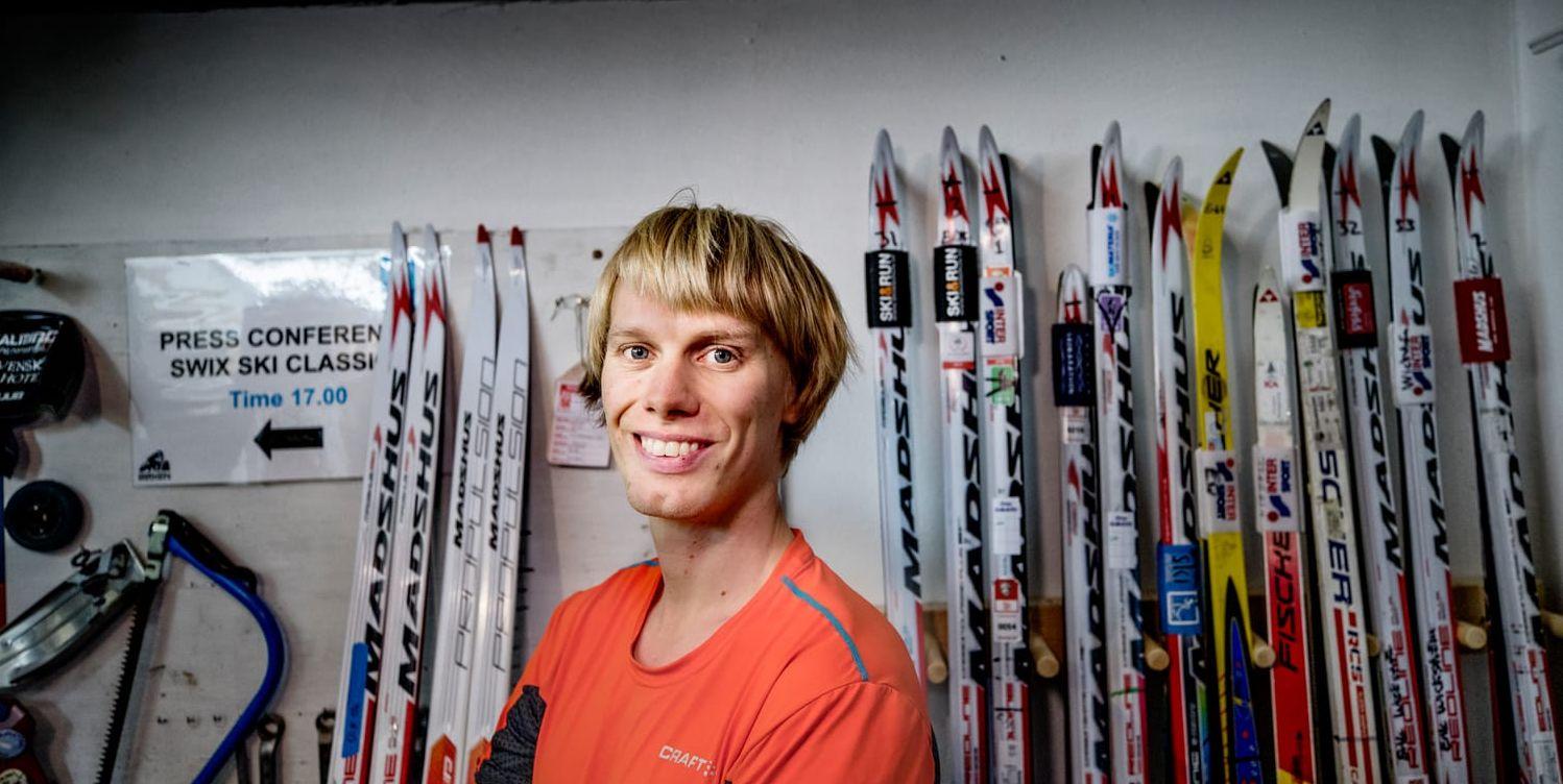 Erik Wickström laddar inför en ny skidsäsong och har som synes många olika skidpar att välja på. Under uppbyggnadsträningen tränar han ofta i sin stakmaskin.