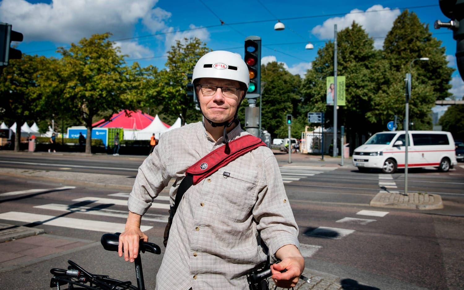 Claes Gustafsson, 54 år, teknisk skribent och illustratör på Volvo, Slätta Damm: – Jag låser cykeln noga, och på natten tar jag in den i lägenheten. Som tur är har jag aldrig blivit av med någon cykel, och jag cyklar nästan hela tiden, förutom på vintern. Jag har haft den här cykeln länge och funderar på att köpa en ny, men de är ju så dyra, säger Claes Gustafsson. Bild: Jonas Lindstedt.