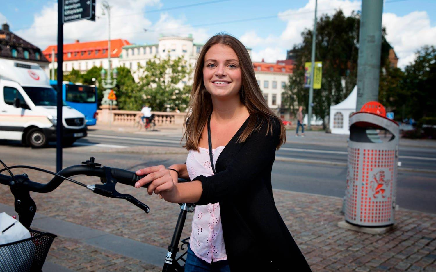 Bella Jeppsson, 24 år, kassör på Hemköp, Änggården:  – Jag blev av med min cykel för bara några dagar sedan. Jag hade inte låst den ordentligt, men den stod utanför personalingången på jobbet så jag trodde inte att någon skulle våga ta den. Den är inte anmäld stulen, för jag har haft den så länge. Nu ska jag köpa en ny cykel, och den kommer jag att låsa ordentligt, säger Bella Jepsson. Bild: Jonas Lindstedt.