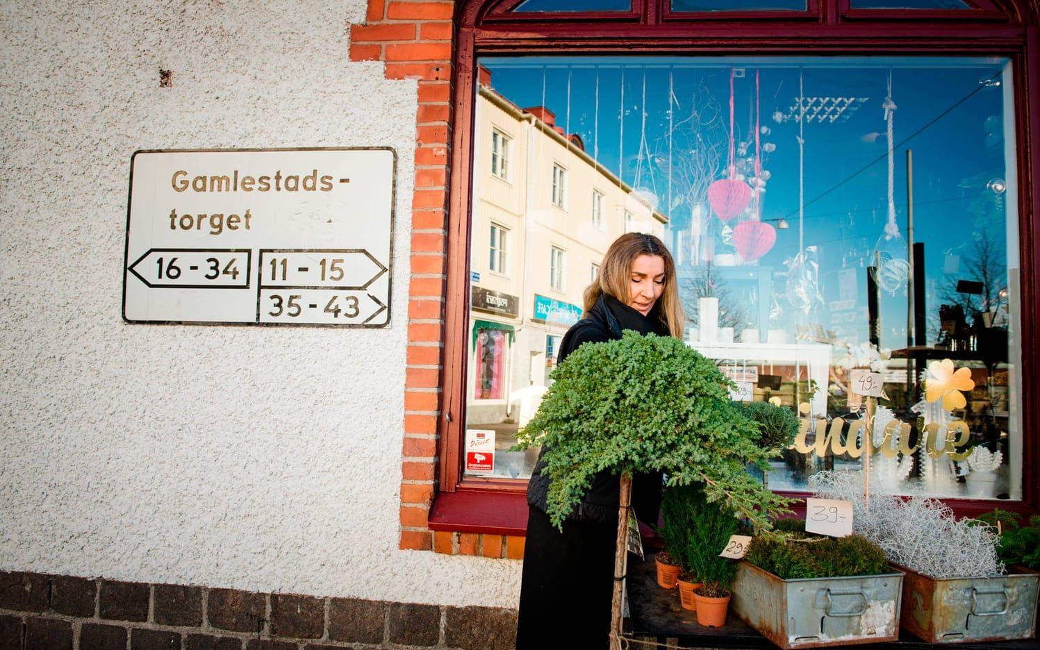 Milena Reljic driver blomsterhandeln vid Gamlestadstorget. Hon säger att mycket hänt i stadsdelen de senaste åren. Bilder: Jonas Lindstedt