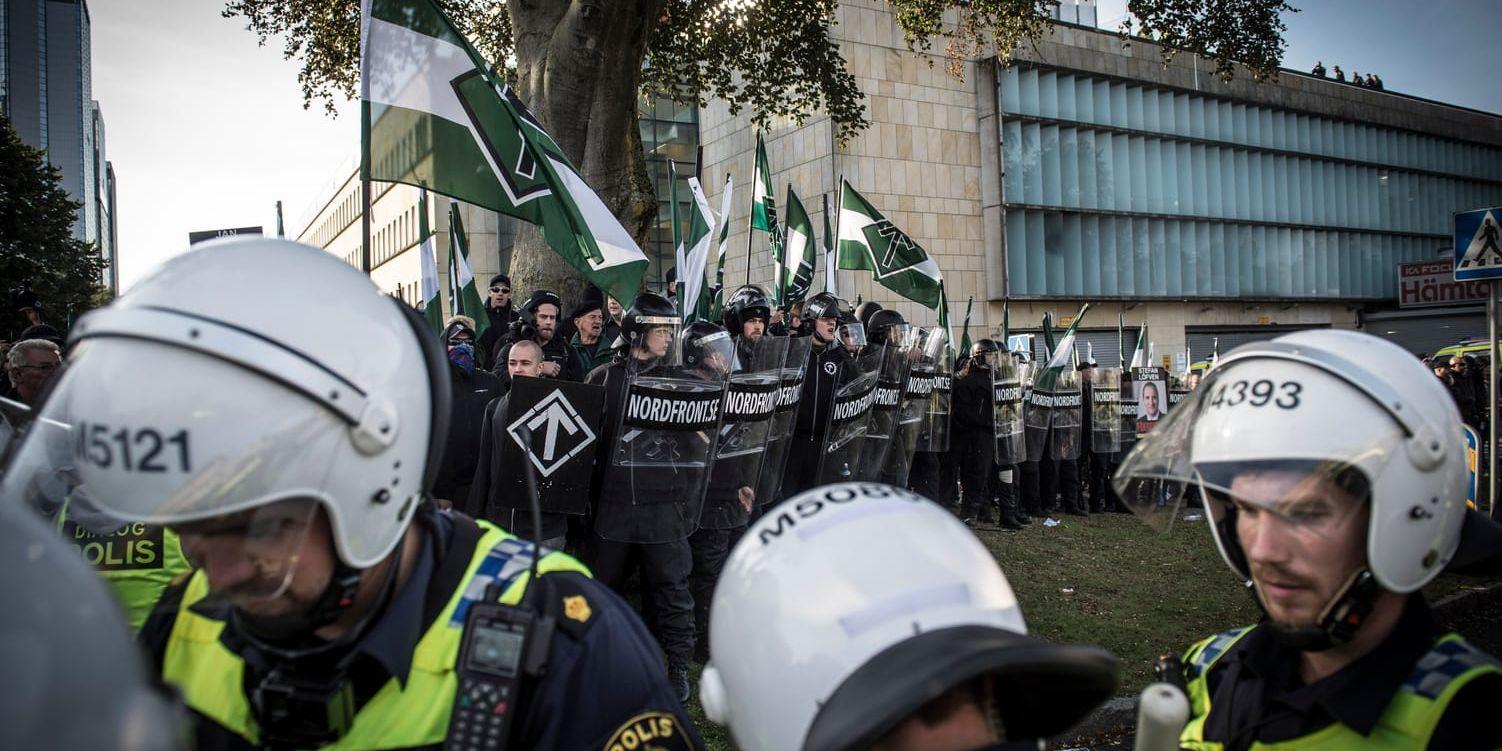 När nazistiska Nordiska moståndsrörelsen demonstrerade i Göteborg i september förra året blev det våldsamt. Kungälvs kommun oroas över hur säkerheten i Kungälv ska kunna upprätthållas vid planerade torgmöten. Arkivbild: Olof Ohlsson