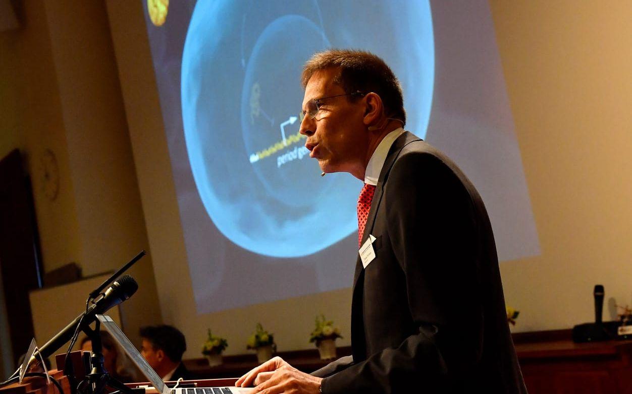 Thomas Perlmann, sekreterare i Nobelkommitténi Nobelkommittén för fysiologi eller medicin, tillkännager Årets Nobelpriset i fysiologi eller medicin i Wallenbergsalen på Nobel Forum i Stockholm. Bild Jonas Ekströmer
