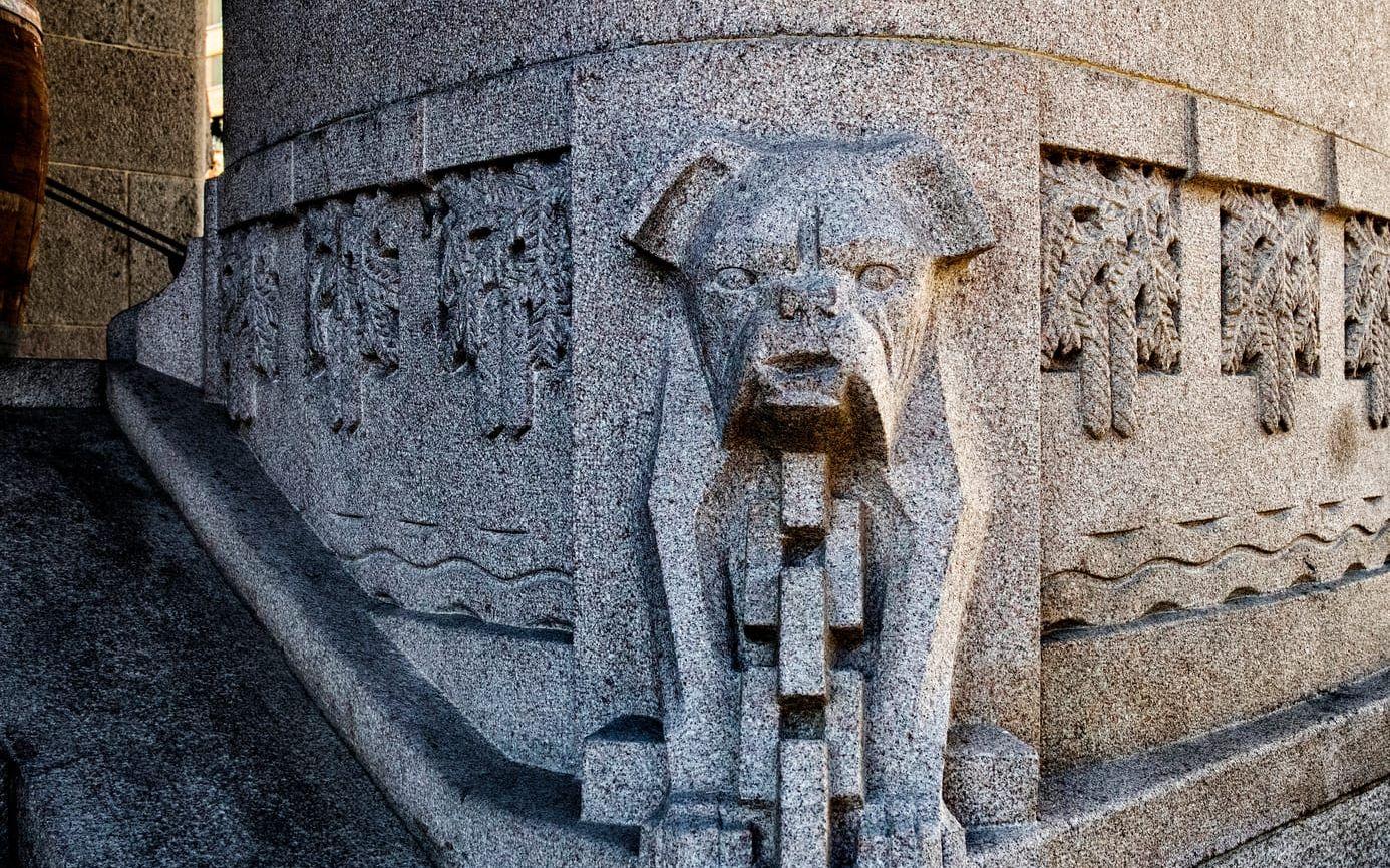 Butter. På pelaren invid porten till Televerkets hus på Kaserntorget finns vakthundar förevigade i graniten. Foto: Lisa Thanner
