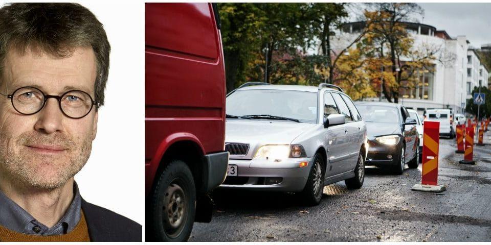 Tyvärr är Moderaterna fast i gårdagens tänkande om att bil och bilinfrastruktur är bra för ekonomin, skriver Ulf Kamne (MP).