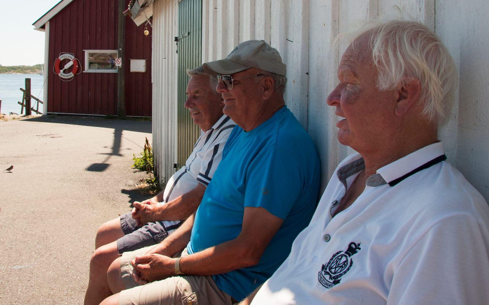 Knippleborna Lasse Holländer (närmast kameran), Johnny Larsson och Jan "Plåtis" Englund sitter och pratar gamla minnen.