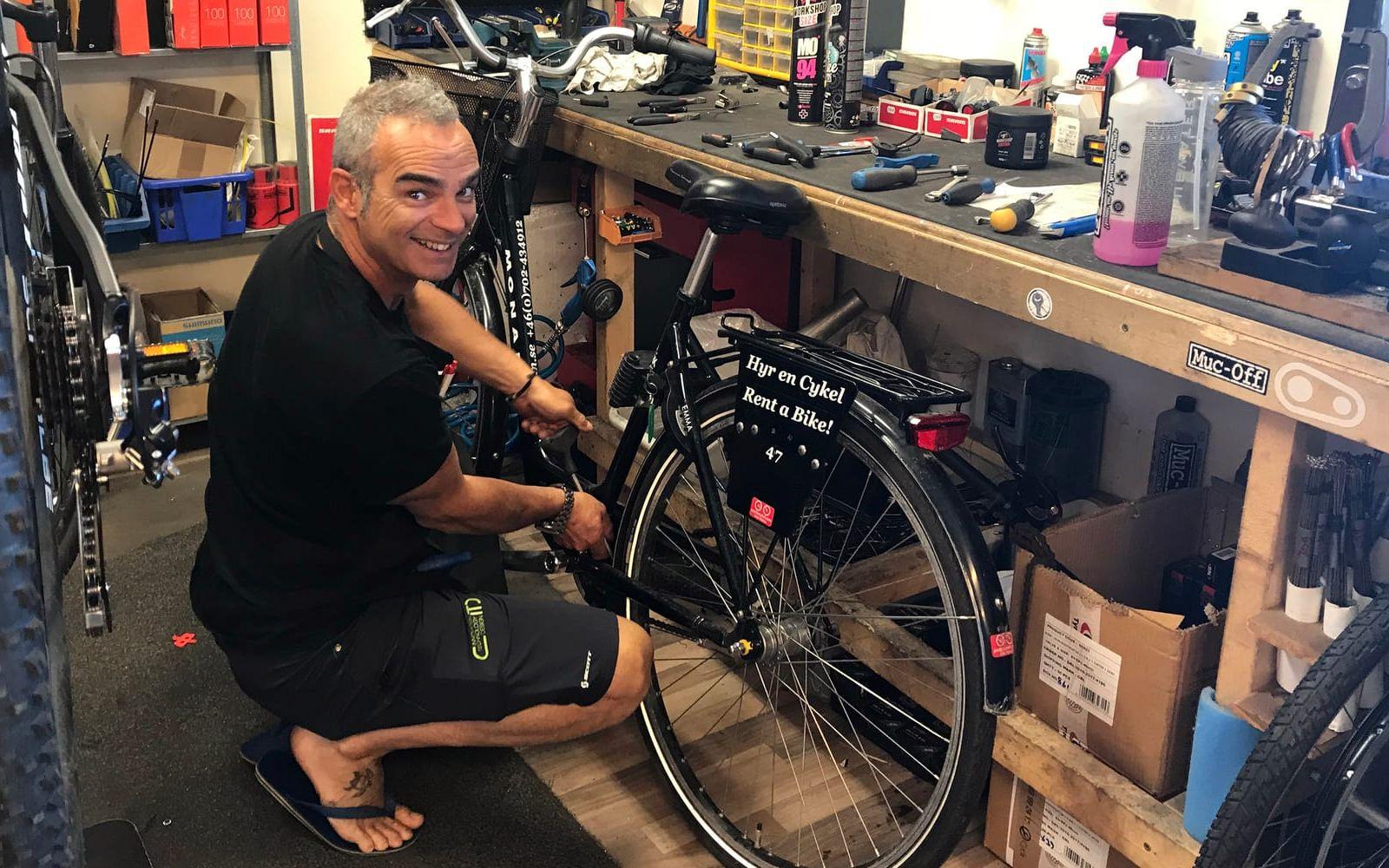 Roberto "Paolo" Riveruzzi reparerar och hyr ut cyklar i Hönö Klåva.