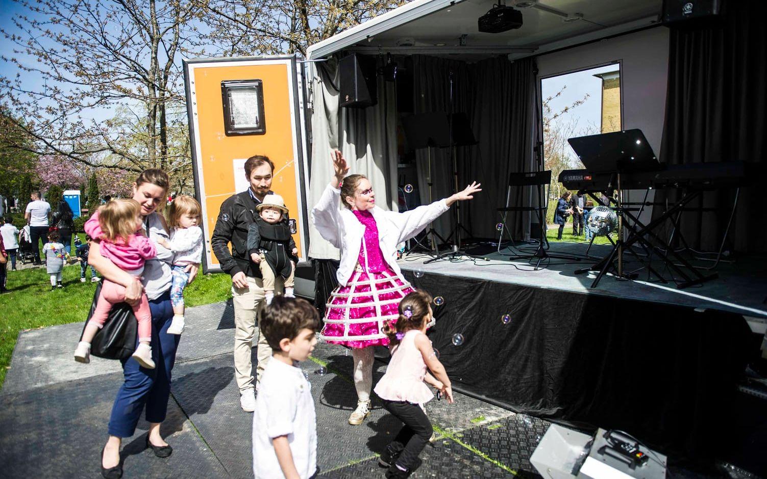 DJ Kosmoskatten  fick småbarnen att dansa av glädje. Jenny Svärdsäter, som kosmoskatten egentligen heter, arbetar som kultursamordnare och kommer även att ordna såpbubbledisco under Kulturkalaset.
