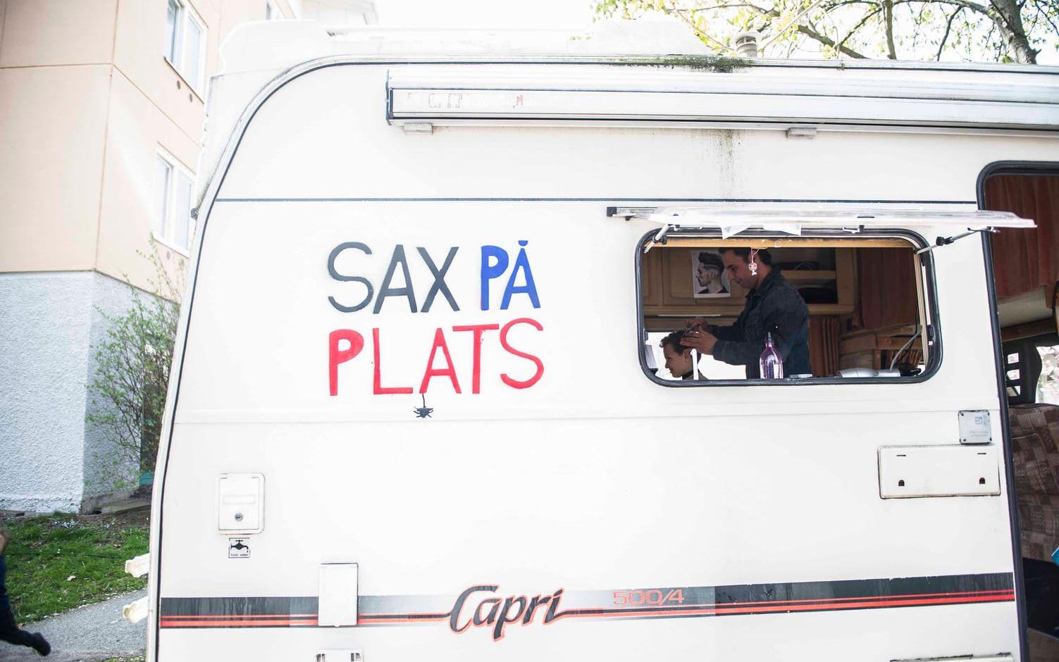 Frisersalongen "Sax på plats" brukar stå parkerad i Tynnered och ha öppet på helgerna. "Tidigare körde vi runt överallt i Göteborg", säger säger Saleh Abdul-Rahman, frisör, som äger salongen.