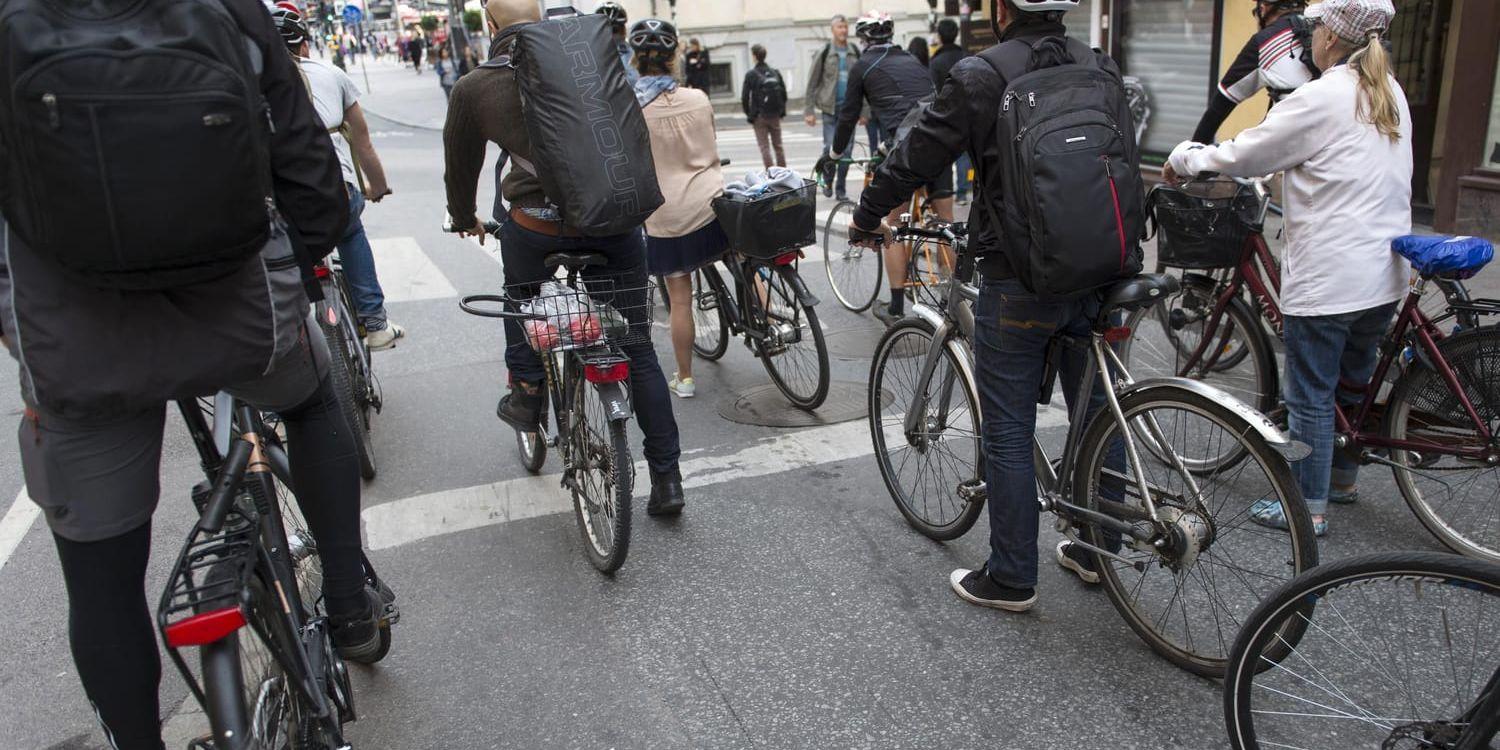 Cyklister får svänga höger mot rött i Stockholm på försök. Arkivbild.