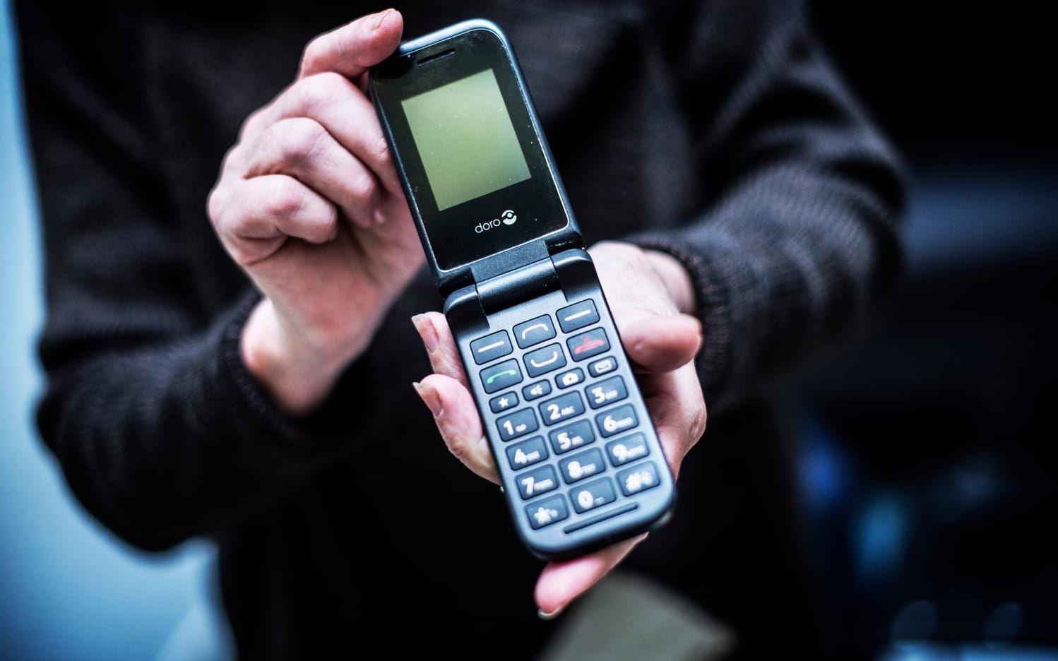 Trots att smarta telefoner med pekskärm har fler funktioner och hjälpmedel använder Rosina Mann en telefon med kännbara knappar som är lättare att trycka på. Foto: Jenny Ingemarsson