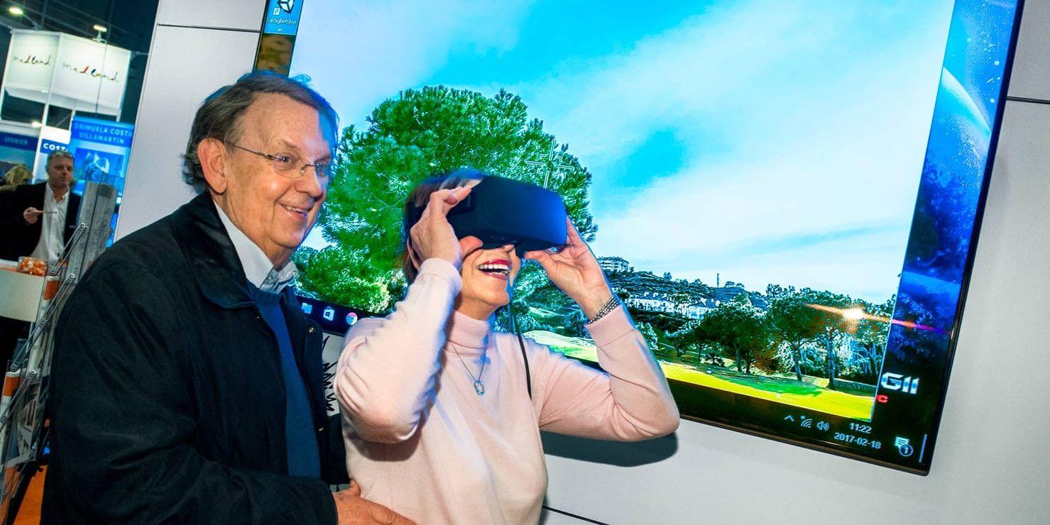 Anita Aaslund-Larsson utforskar den spanska solkusten genom VR-glasögon, med maken Sven G Larsson bredvid.