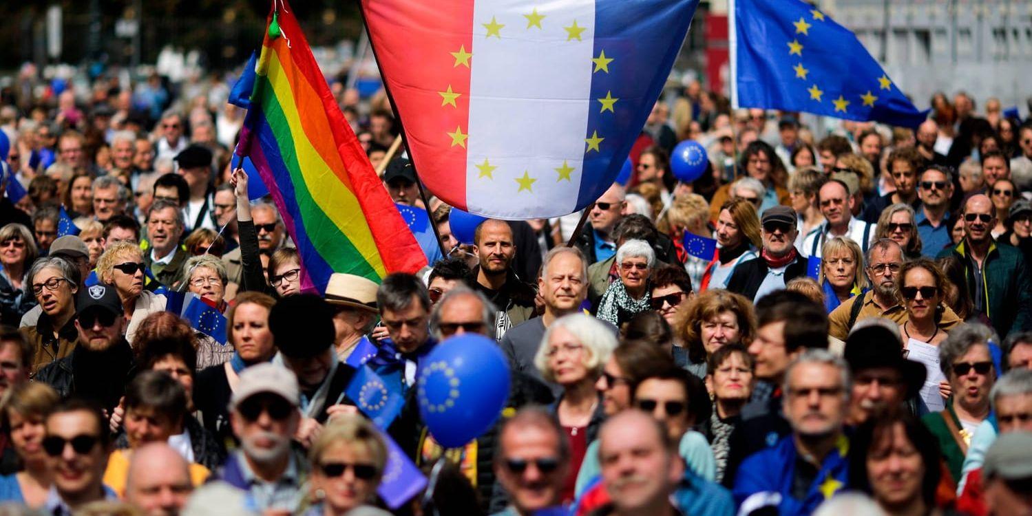 Demonstranter i Berlin i Tyskland bar bland annat franska flaggor under en manifestation för ett enat Europa på söndagen.