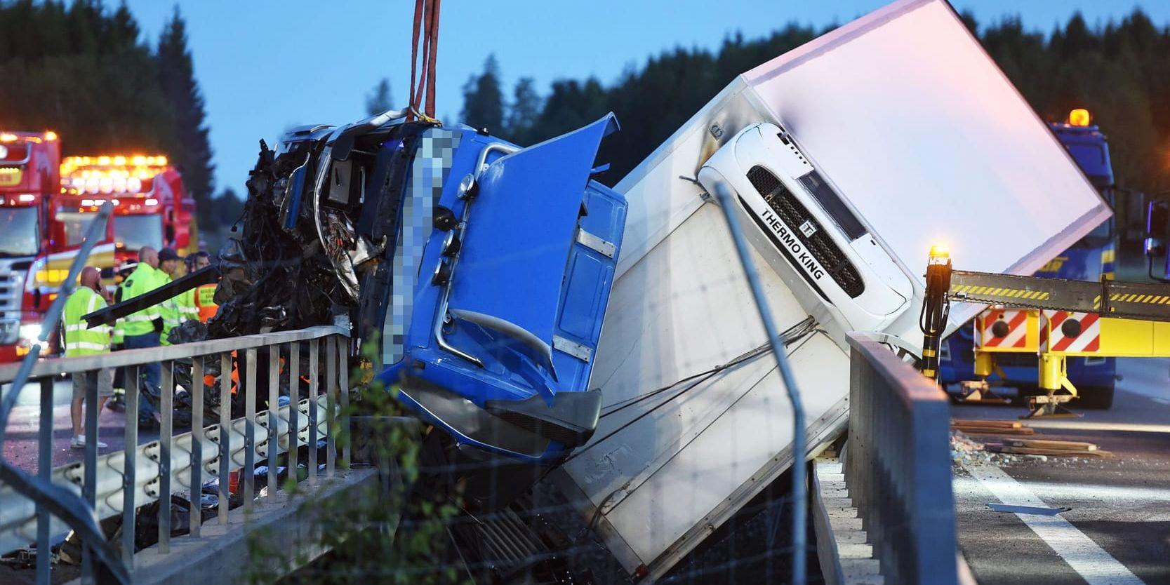 E4 är delvis avstängd i Södermanland till följd av den svåra olycka som inträffade – mellan en lastbil och ett husvagnsekipage – under natten till i fredags. Arkivbild.