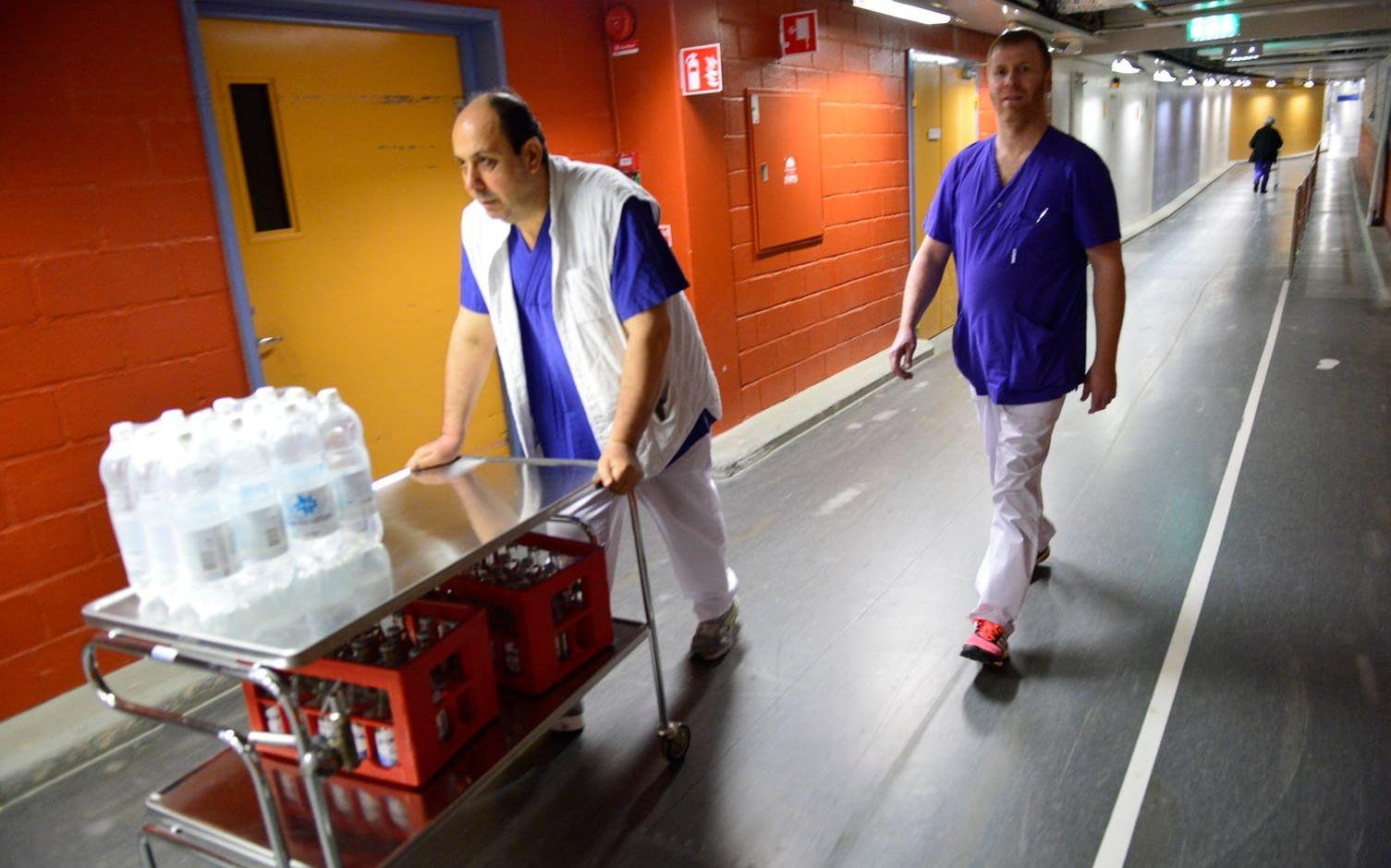 Många fick hämta vatten. Här är det Monir Shabo och Jörgen Sund som hämtar vattenflaskor till röntgenavdelningen. Bild: Stefan Bennhage