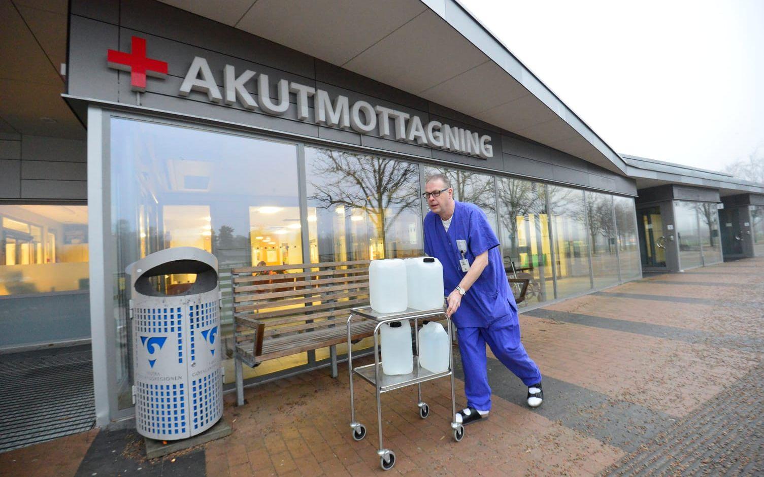 Kent Malm är och hämtar vatten till hjärtavdelningen från vattentanken som placerades utanför akutmottagningen vid Näl. Bild: Stefan Bennhage