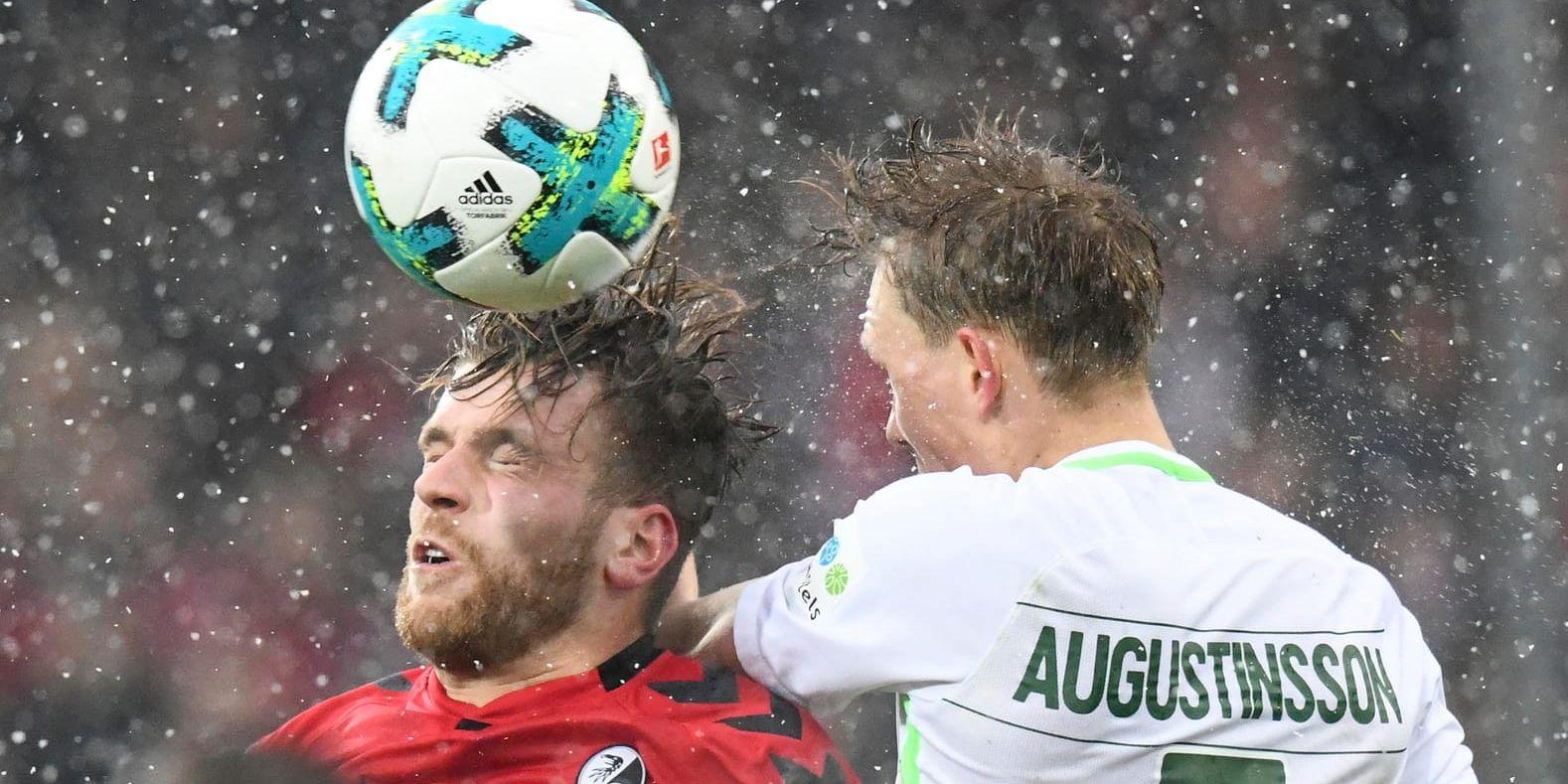 Freiburgs Lucas Höler i duell med Werder Bremens Ludwig Augustinsson. Den svenske vänsterbacken satte sig under säsongen i respekt i Bundesliga. Arkivbild.