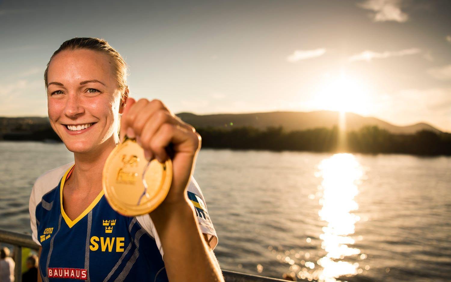 Hon totaldominerade i VM i Budapest och efter tre guld, ett silver och två världsrekord utsågs till mästerskapets bästa kvinnliga simmare. Gulden och världsrekorden gav henne ungefär 1,1 miljoner kronor i prispengar. Pengar hon håller hårt i. Bild: Bildbyrån