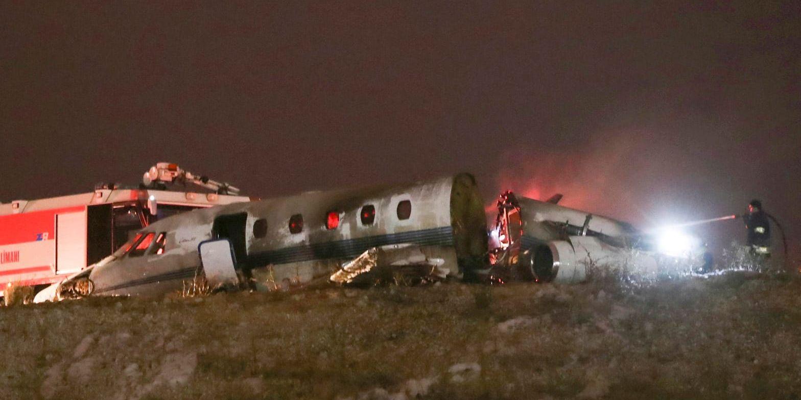 Ett mindre jetflygplan kraschade på landningsbanan Atatürk Airport i Istanbul på torsdagskvällen. Tillståndet för de fyra som befann sig ombord är ännu oklart.