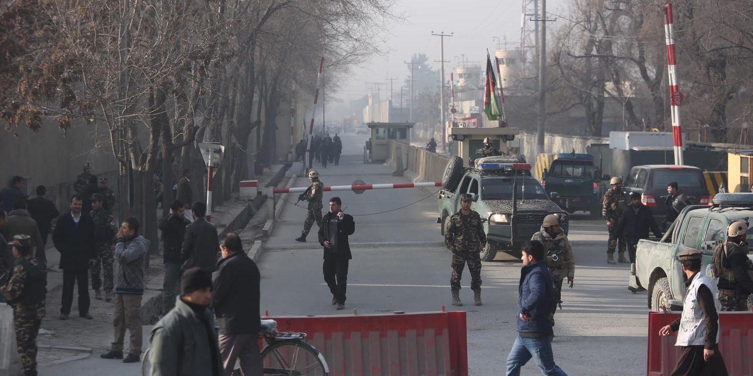 Säkerhetsstyrkor nära platsen för den dödliga attacken i Kabul, Afghanistan.