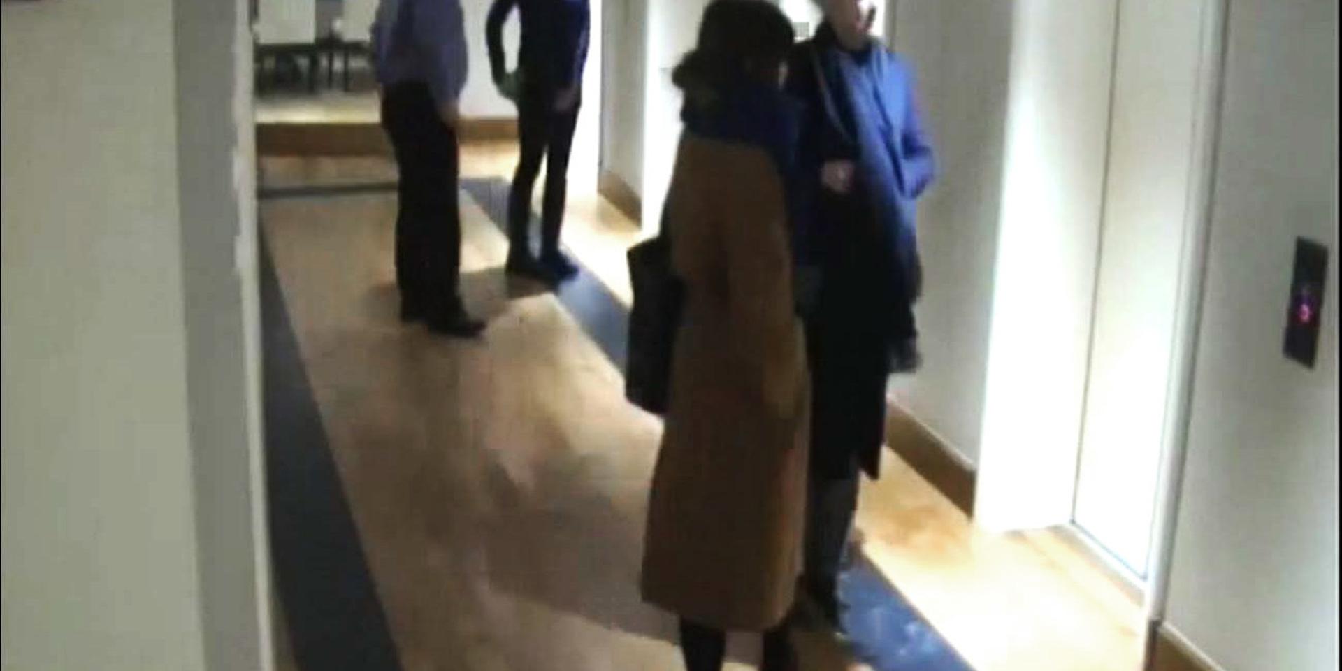 Bilder från övervakningskameror på hotellet visar Anna Lindstedt på väg till det hemliga mötet.