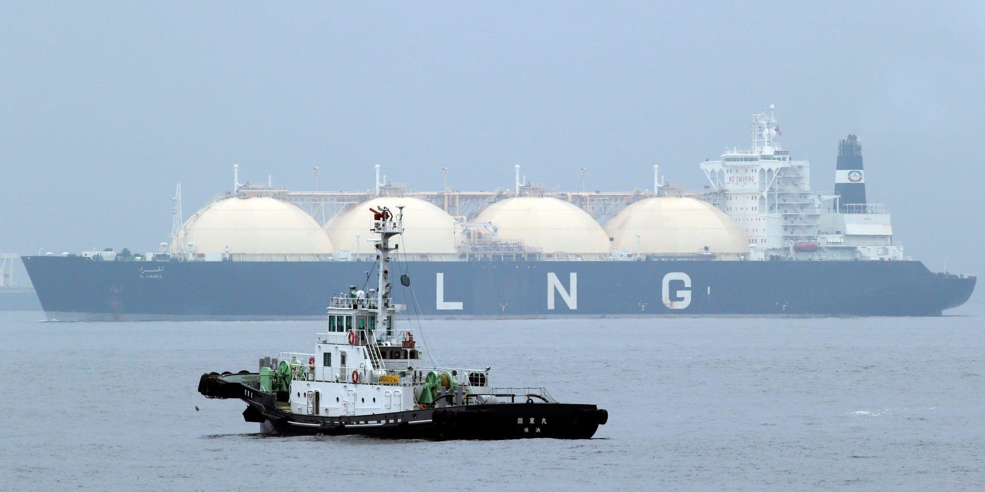 Gastankern al-Hamra vid Yokohama. Japan har länge varit storimportör av LNG, men Kina tar nu upp konkurrensen. Arkivbild.