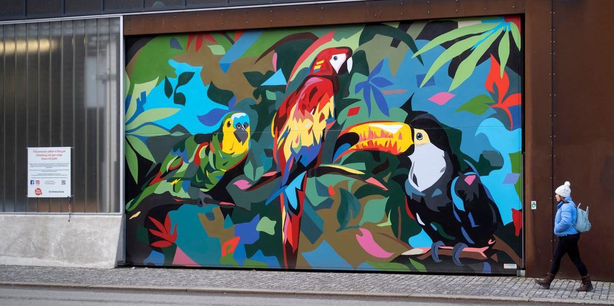  Med projektet &quot;Sätt färg på Göteborg&quot; siktar man på att sysselsätta unga arbetslösa, minska segregationen och få fler att söka sig till måleribranschen. Den brasilianska konstnären Rafael Alencars muralmålning av fåglar på ett kraftvärmeverk i Rosenlund är ett exempel på det.