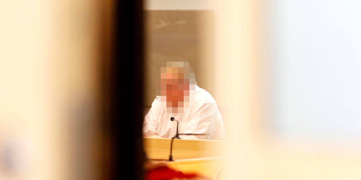 Den 24-årige mannen i Linköpings tingsrätt under en av förhandlingsdagarna. Arkivbild.