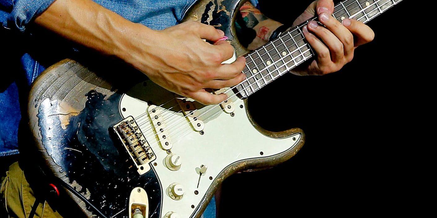John Mayer uppträder med sin Fender Stratocaster i Phoenix 2013.