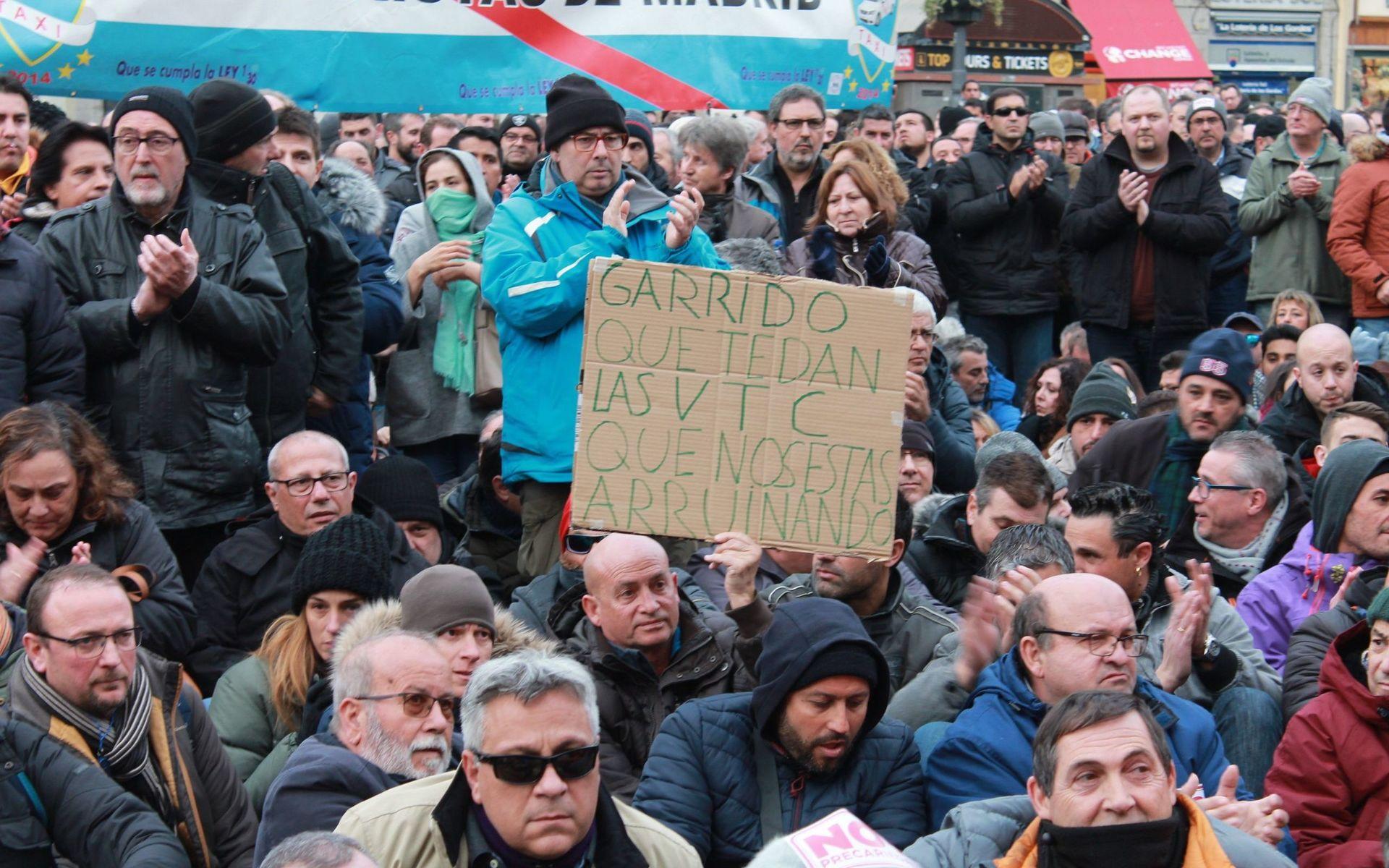 Demonstranterna samlades vid Puerta del Sol där de skanderar slagord mot Uber och Cabify.