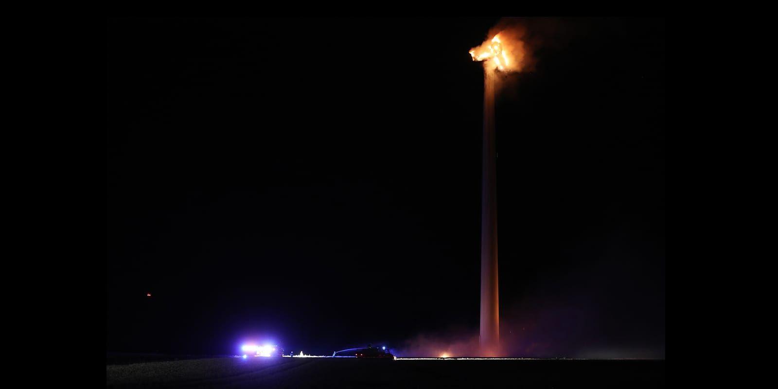 Det brinner i ett vindkraftverk utanför Vara. Bild: Torbjörn Axelsson