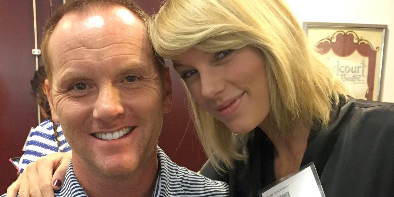 Taylor Swift poserade med flera av de andra potentiella jurymedlemmarna. Här med Bryan Merville, som säger att han tog selfien för sina döttrars skull, som är fans.