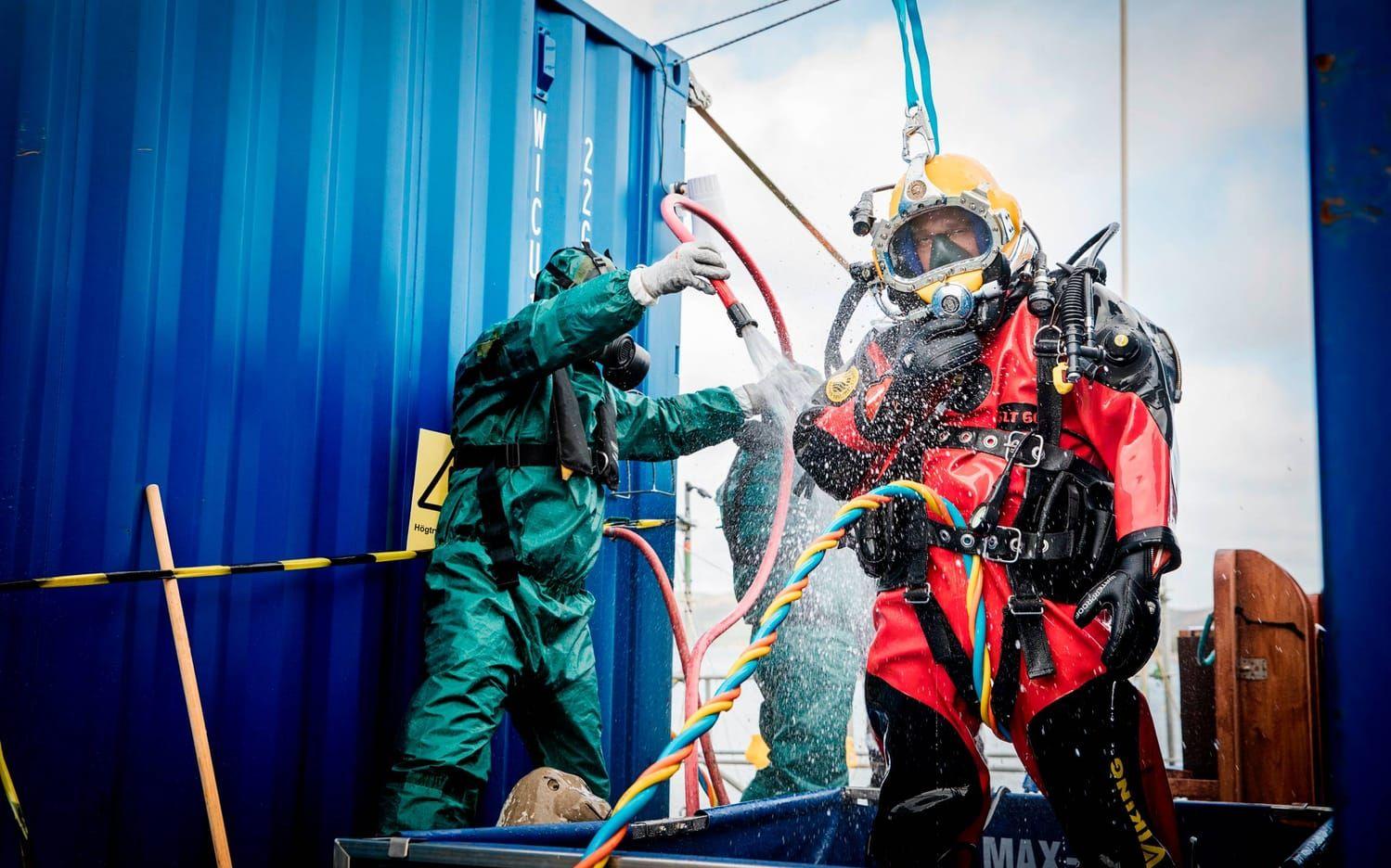 Tomasz Cisek är dykare i polska marinen och deltar i det gemensamma dykprojektet DiveSMART. I dagens övning som han gör tillsammans med den lettiska dykaren Modris Karlsons övar de i kontaminerat vatten. Efter övningen blir de avspolade för att de inte ska få med sig något av det förorenade vattnet.