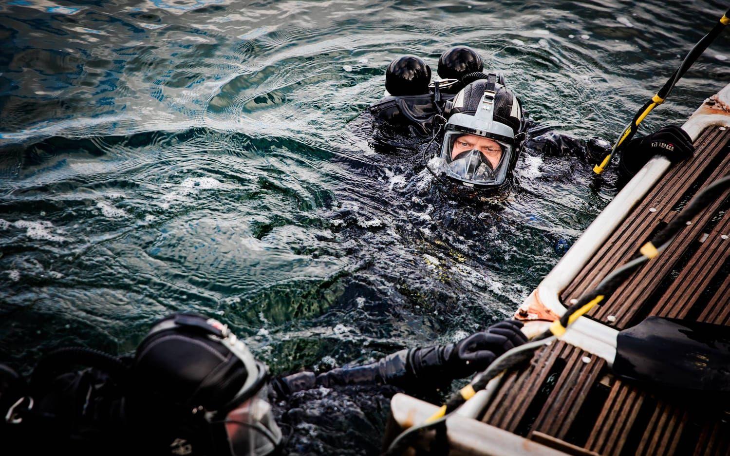 Under övningen finns det fem olika stationer som dykarna cirkulerar mellan. De arbetar i blandade lag med dykare från länder runt Östersjön.