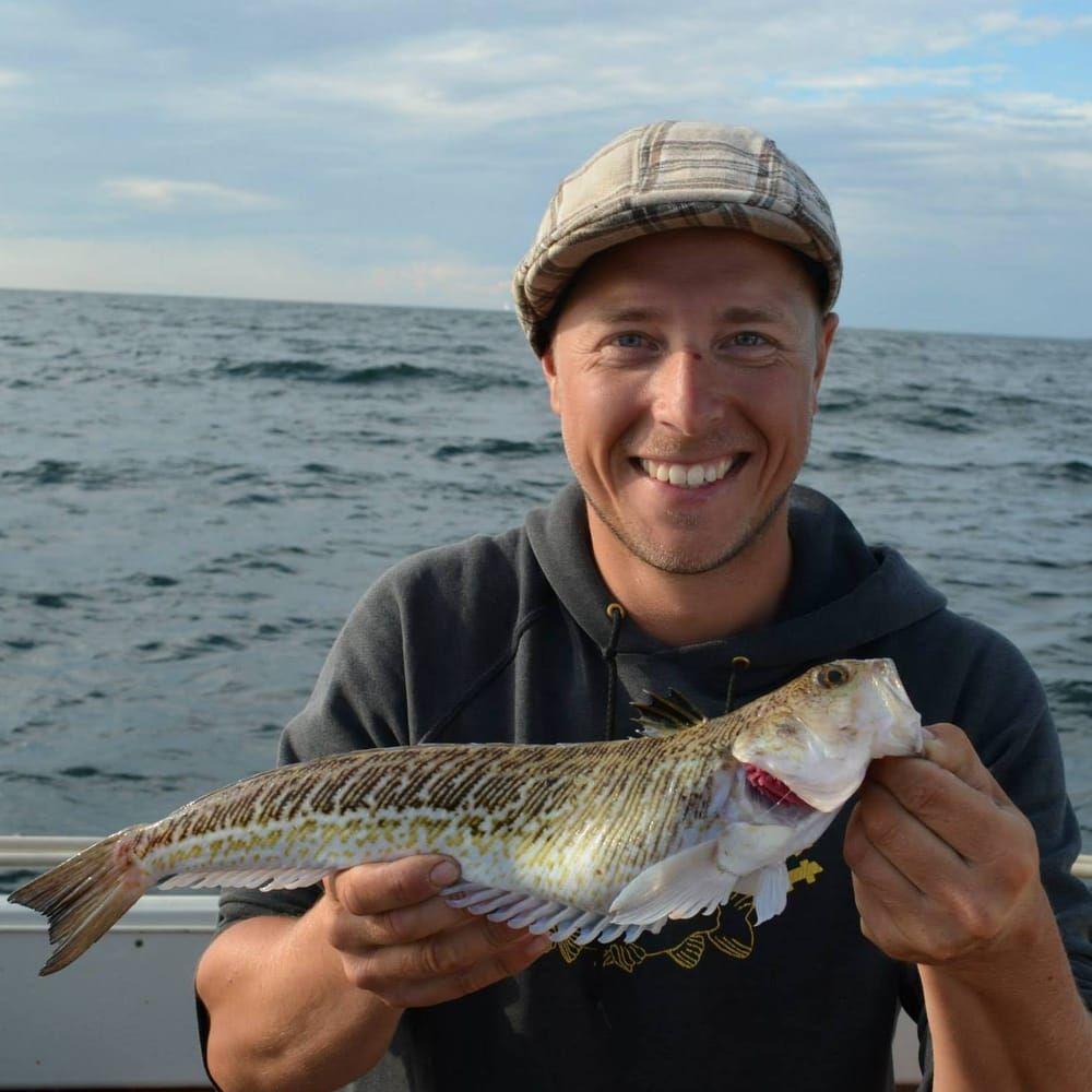 Peter Johannessen, 36, med en fjärsing från en tidigare fisketur. 