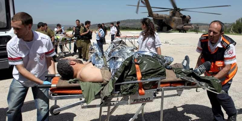 En israelisk soldat vårdas för sina skador efter sammanstötningen till sjöss.