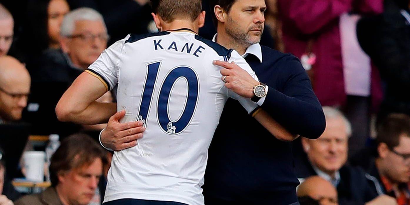 Tottenhams tränare Mauricio Pochettino, till höger, kramar om sin stjärnanfallare Harry Kane. Arkivbild.